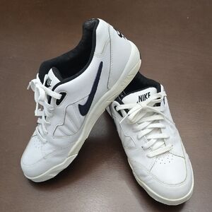 NIKE Women's‎ 11 White Black Navy Golf Shoes